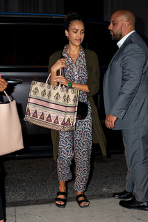 Jessica Alba feet photo thumbnail