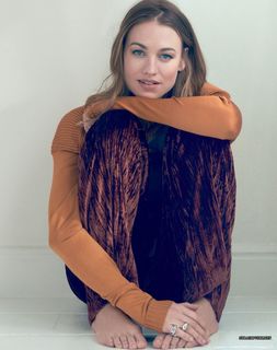 Yvonne Strahovski feet photo thumbnail