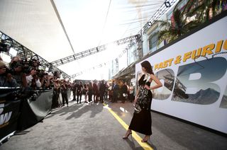 Eiza González feet photo thumbnail