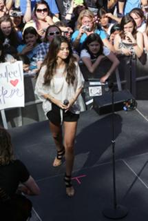 Selena Gomez feet photo thumbnail