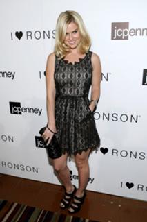 Alice Eve feet photo thumbnail