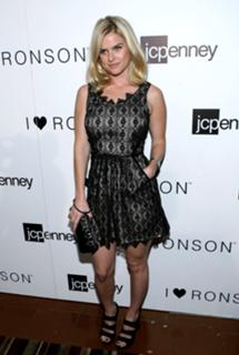 Alice Eve feet photo thumbnail