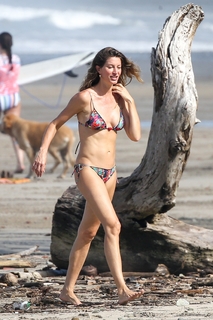 Gisele Bündchen feet photo thumbnail