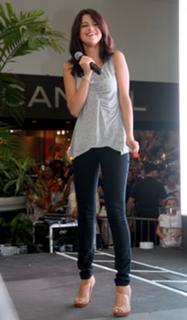 Selena Gomez feet photo thumbnail