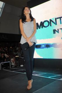 Selena Gomez feet photo thumbnail