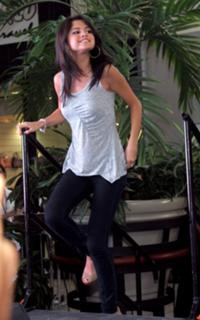 Selena Gomez feet photo thumbnail