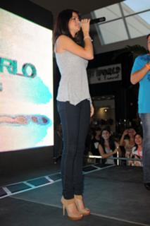 Selena Gomez feet photo thumbnail