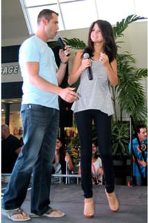 Selena Gomez feet photo thumbnail