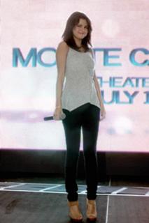 Selena Gomez feet photo thumbnail