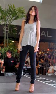 Selena Gomez feet photo thumbnail