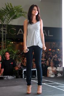 Selena Gomez feet photo thumbnail