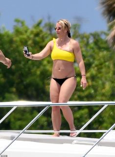 Britney Spears feet photo thumbnail