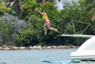 Britney Spears feet photo thumbnail