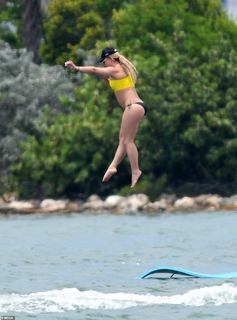 Britney Spears feet photo thumbnail
