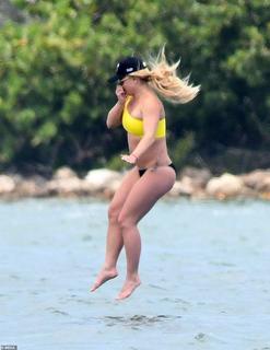 Britney Spears feet photo thumbnail