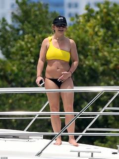 Britney Spears feet photo thumbnail
