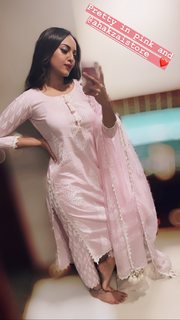 Sonakshi Sinha feet photo thumbnail