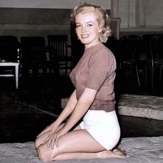 Marilyn Monroe feet photo thumbnail