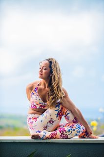Kino MacGregor feet photo thumbnail