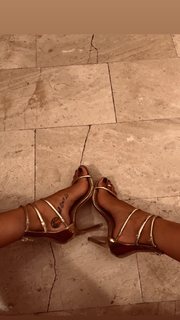 Valentina Vignali feet photo thumbnail