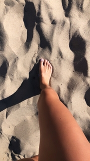 Iris Mittenaere feet photo thumbnail