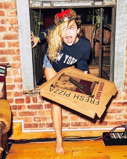 Miley Cyrus feet photo thumbnail