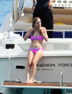 Avril Lavigne feet photo thumbnail
