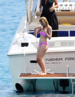 Avril Lavigne feet photo thumbnail