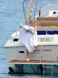 Avril Lavigne feet photo thumbnail