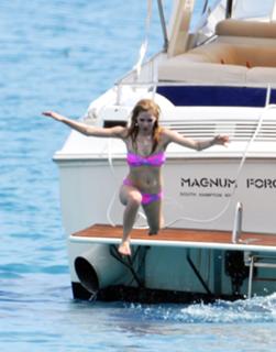 Avril Lavigne feet photo thumbnail