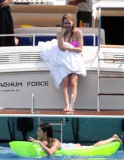 Avril Lavigne feet photo thumbnail