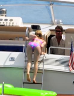 Avril Lavigne feet photo thumbnail