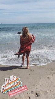 Daisy Fuentes feet photo thumbnail