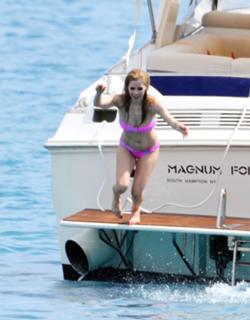 Avril Lavigne feet photo thumbnail