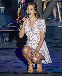 Lana Del Rey feet photo thumbnail