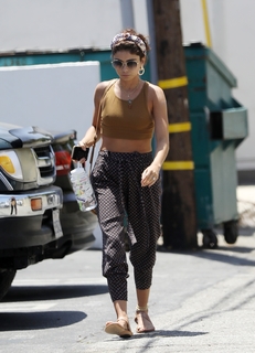 Sarah Hyland feet photo thumbnail