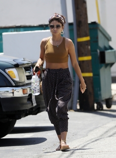 Sarah Hyland feet photo thumbnail