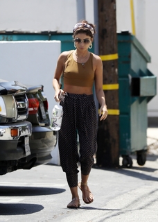 Sarah Hyland feet photo thumbnail