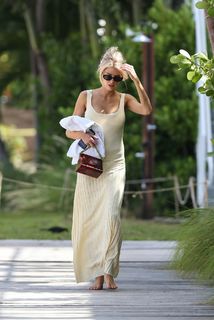 Charlotte McKinney feet photo thumbnail