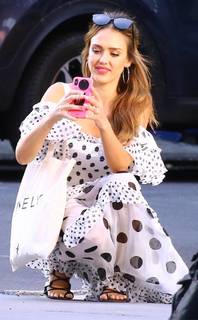 Jessica Alba feet photo thumbnail