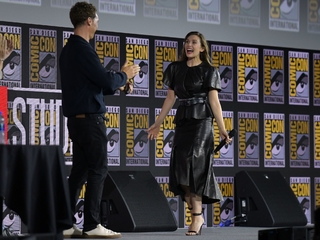 Elizabeth Olsen feet photo thumbnail