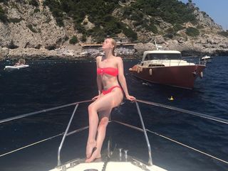 Elle Fanning feet photo thumbnail