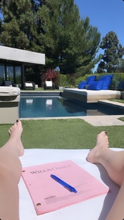 Debra Messing feet photo thumbnail