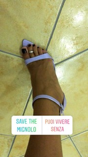 Valentina Vignali feet photo thumbnail