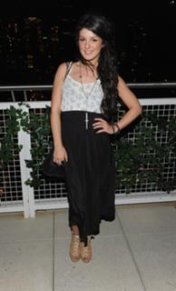 Shenae Grimes-Beech feet photo thumbnail
