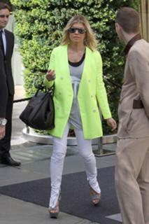 Fergie feet photo thumbnail