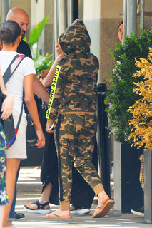 Jennifer Lopez feet photo thumbnail