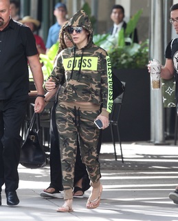 Jennifer Lopez feet photo thumbnail