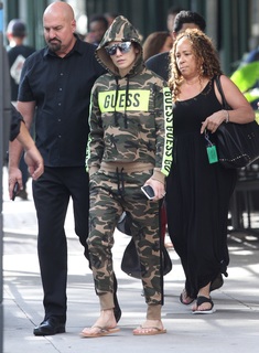 Jennifer Lopez feet photo thumbnail