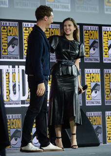 Elizabeth Olsen feet photo thumbnail